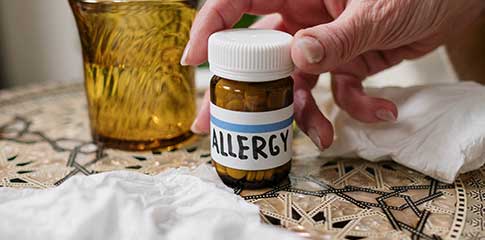 Quel médicament contre les symptômes de l'allergie au pollen ?
